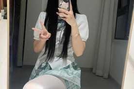 美女穿白丝夹我视频是怎么做到的？