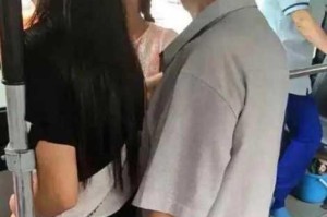 为什么校花要在公交车上被调教成丁字裤？