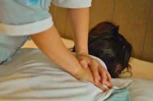 按摩师的手为什么伸进衣服里？我感到好爽，但是快受不了了，该怎么办？
