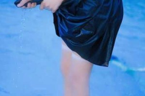 白丝校花为何被高潮流液体浸湿？如何避免这种尴尬情况？