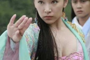 古装剧中，为什么女主角的胸会突然出奶？