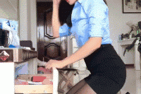 为什么美女撩起衣服露出奶头的 gif 视频会引起争议？如何看待这种行为？