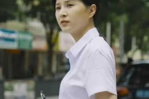 为什么小芳在公交车上会达到高 C？如何避免这种情况发生？