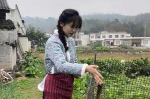 小芳与父亲的关系为什么会如此僵硬？怎样才能改善这种情况？