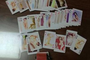 女人在什么情况下会张开腿涩涩秘打扑克？