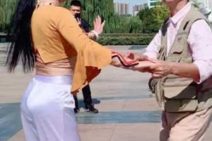中国老头老太为何如此痴迷广场舞？如何科学健身？