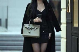 黑色丝袜美美女被躁翻的视频：为什么她会有这样的反应？