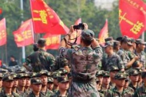 在男男军训中，被教官抱到墙上 C 到腿软是怎样的体验？