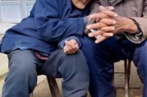 两个老头为什么咬疼了奶头？