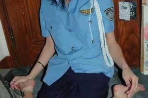 班里没人了脱女同学内裤，为什么她没有反抗？