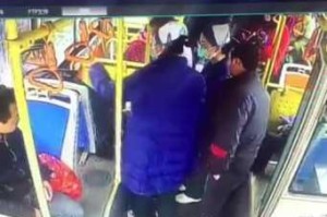 老人在船上对王晴做了什么？公交车上发生了什么？